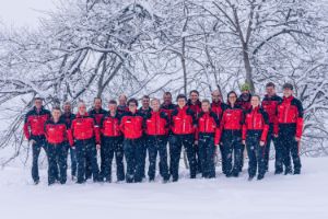 Teamfoto der Bergrettung im Schnee